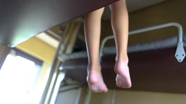Uzun Mesafeli Bir Vagonda Bir Çocuk Bacaklarını Üst Raftan Sarkıttı — Stok video