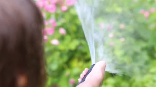 Chica Rocía Agua Manguera Del Jardín Vídeo Primera Persona Juegos — Vídeos de Stock