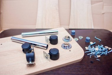 Mobilya koleksiyonu için Fasteners. Masayı monte etmek için bir çift kravat. Vidalar ve mobilya parçaları, mobilya tekerlekleri