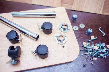 Mobilya koleksiyonu için Fasteners. Masayı monte etmek için bir çift kravat. Vidalar ve mobilya parçaları, mobilya tekerlekleri
