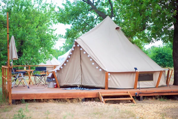 Glamping Bölgesindeki Modern Kamp Çadırlarının Manzarası Her Türlü Konfora Sahip Telifsiz Stok Fotoğraflar