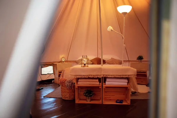 현대의 텐트의 침대와 가구를 넣는다 스톡 사진