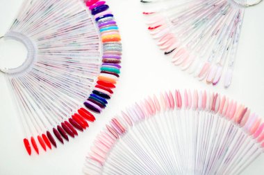 Manikür salonunda ojeli palet. Büyük bir oje rengi seçimi. Bir güzellik salonunda palet