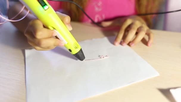 Het Meisje Maakt Objecten Met Een Pen Moderne Hobby Creatie — Stockvideo