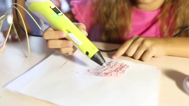 Menina Cria Objetos Com Uma Caneta Passatempo Predileto Moderno Criação — Vídeo de Stock