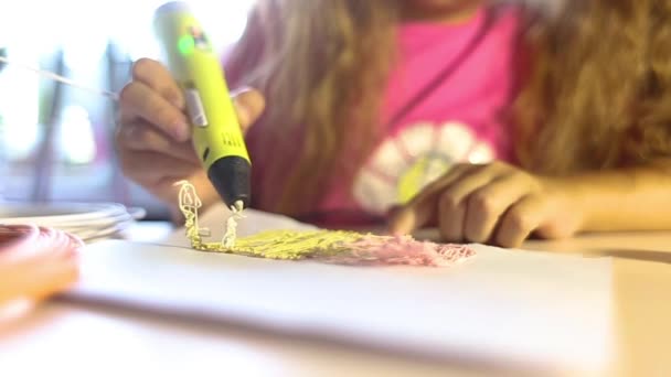 Het Meisje Maakt Objecten Met Een Pen Moderne Hobby Creatie — Stockvideo