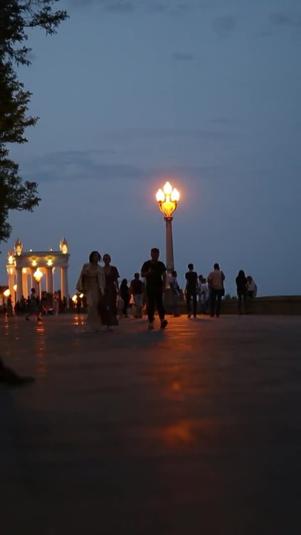 Rusland Volgograd 2021 Zicht Het Stadspark Avonds Lopen Mensen Langs — Stockvideo