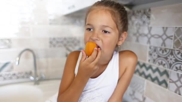 Menina Está Sentada Cozinha Comendo Damascos Frescos Colheita Vitaminas Frescas — Vídeo de Stock