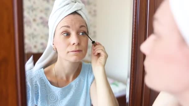 Seorang Wanita Muda Setelah Mandi Dengan Handuk Kepalanya Melakukan Makeup — Stok Video