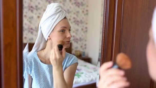 Jonge Vrouw Een Douche Met Een Handdoek Haar Hoofd Doet — Stockvideo