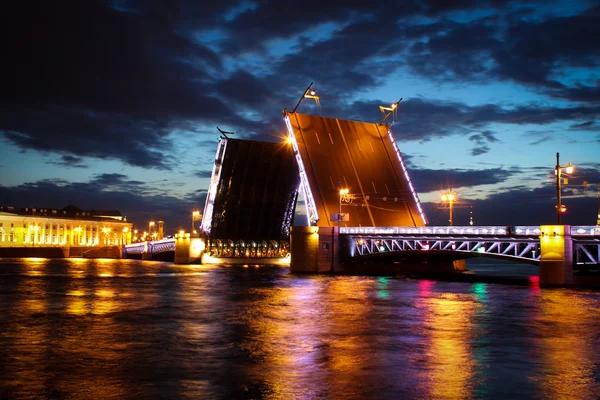 Дворцовый мост в Петербурге — стоковое фото