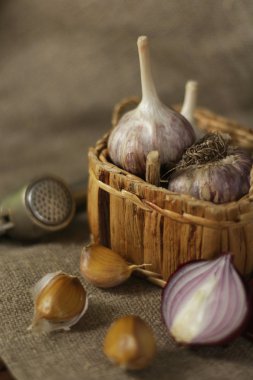Bir sepet keten kumaş üzerine sarımsak