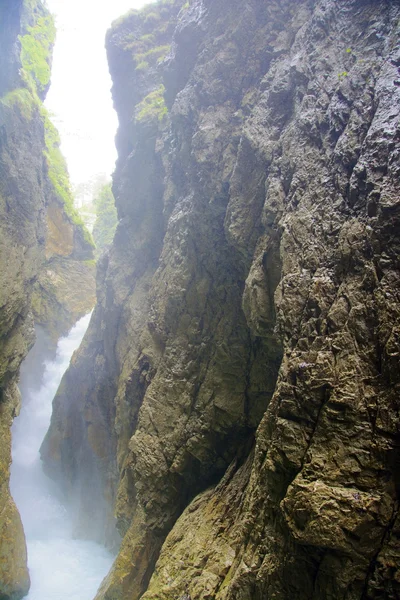 Глубокий каньон с дикой водой — стоковое фото