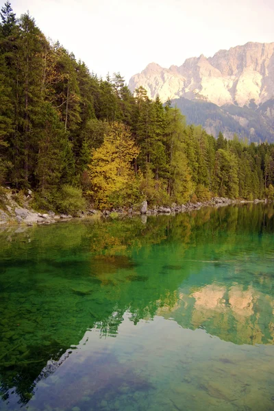 Lago alpino no outono — Fotografia de Stock