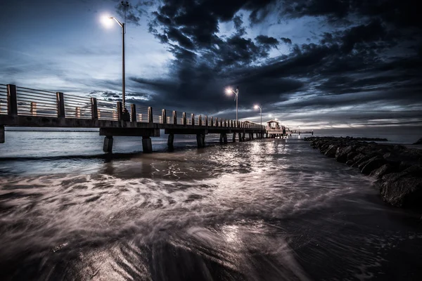 Drammatico cielo sopra Fort De Soto Pesca Pier Tierra Verde, Florida — Foto Stock