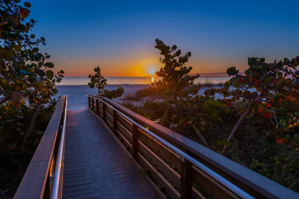 Ingången till stranden i solnedgången — Stockfoto