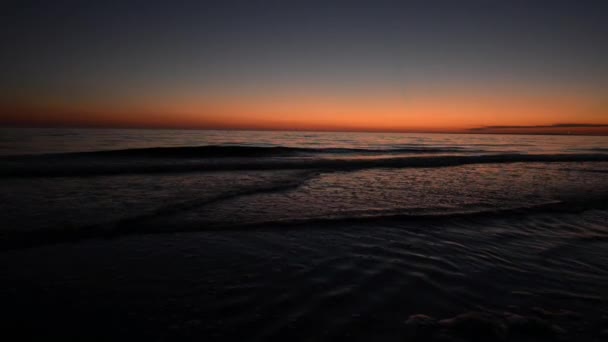 Chica caminando en la playa — Vídeo de stock