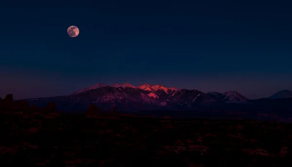 Luna Llena Subiendo por encima de las Montañas La Sal Parque Nacional Arches — Foto de Stock