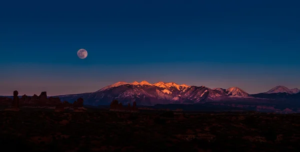 Lua Cheia Erguendo-se acima de La Sal Mountains Arches National Park — Fotografia de Stock