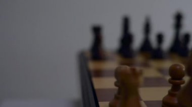 Ahşap satranç tahtası yavaş kamera doğru yakın çekim kamyon taşımacılığı