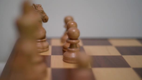 Игра в шахматы крупным планом — стоковое видео