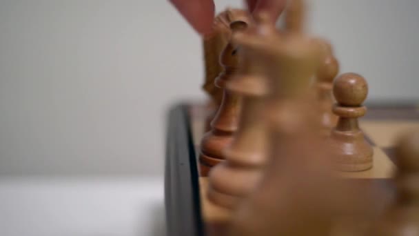 échiquier en bois caméra lente camionnage gros plan droit 