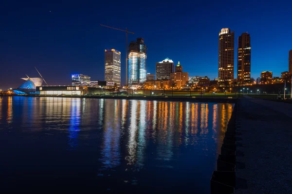 Milwaukee om natten – stockfoto