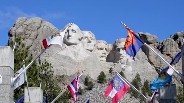 Mount Rushmore széles szög lassú zoom — Stock videók