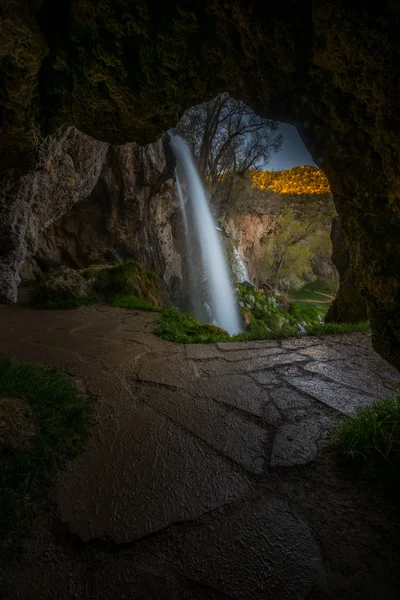 Gewehr fällt Kolorado hinter dem Wasserfall — Stockfoto