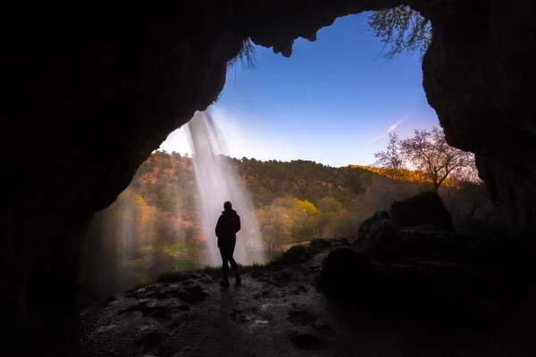 Chica detrás de la cascada — Foto de Stock