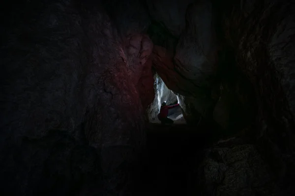 Mulher caver spelunker explorando a caverna — Fotografia de Stock