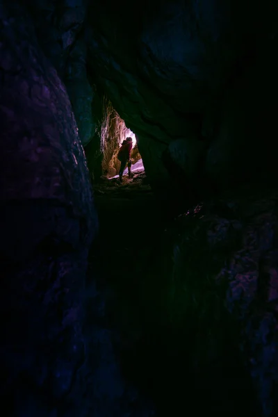 Mujer espeleólogo caver explorar la cueva — Foto de Stock