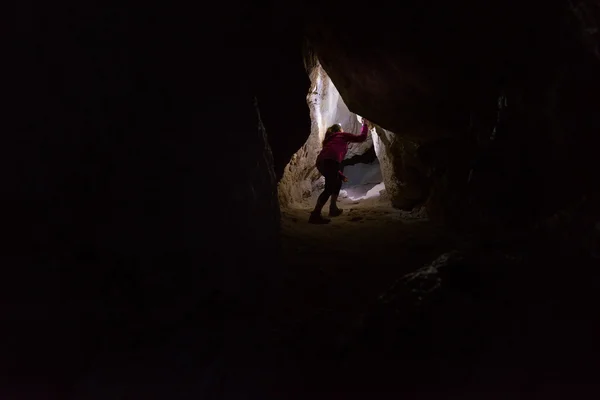 Mulher caver spelunker explorando a caverna — Fotografia de Stock