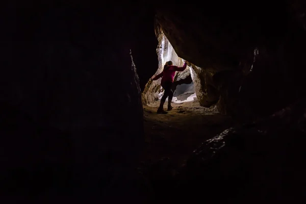 Mulher caver spelunker explorando a caverna — Fotografia de Stock