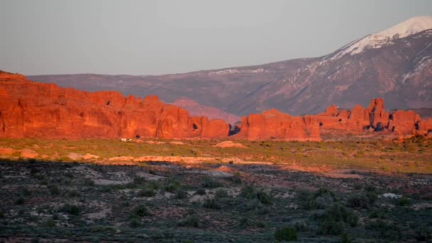 Parque Nacional La Sal Utah Arches Slow Pan — Vídeos de Stock