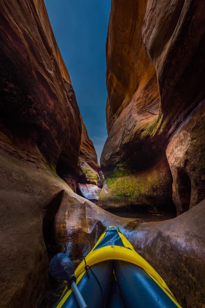 Kajakpaddling Lake Powell smalnar slot canyon — Stockfoto