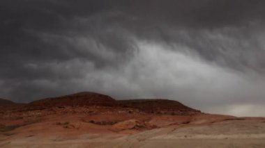 Fırtına çöl üzerinde yağmur hızlandırılmış