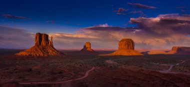 Monument Valley Arizona renkli günbatımı gökyüzü