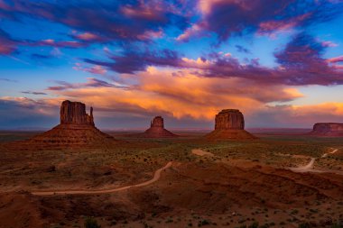 Monument Valley Arizona renkli günbatımı gökyüzü