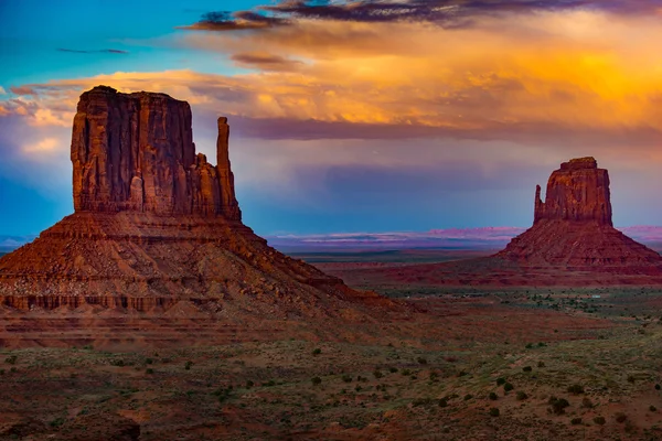 Monument Valley Arizona renkli günbatımı gökyüzü — Stok fotoğraf