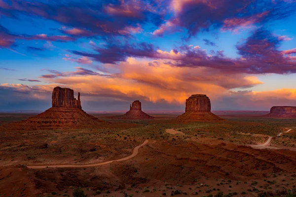 Monument Valley Arizona cielo colorido atardecer — Foto de Stock