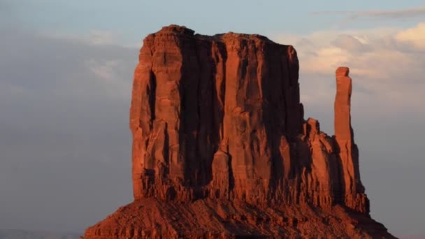 Monument Valley Arizona Rolling Shot Langsamer Schwenk Zoom auf Fäustlinge — Stockvideo