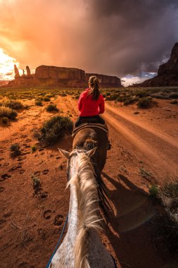 Monument Valley binicilik 