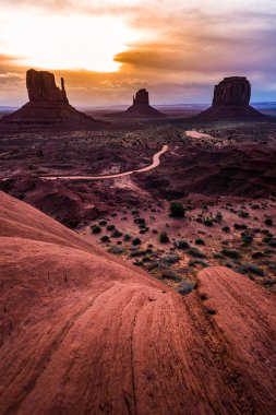 Monument Valley bulutlu gündoğumu dikey 