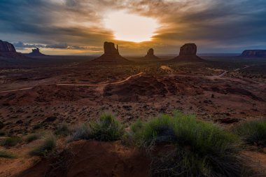 Monument valley bulutlu gündoğumu