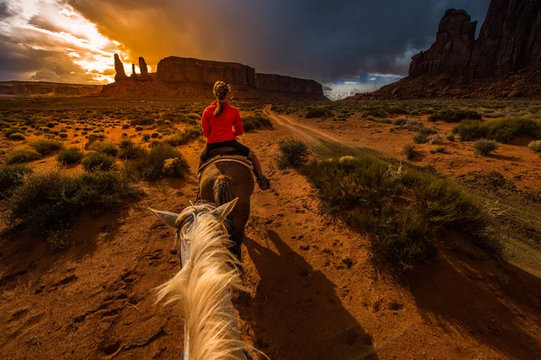 Катання на конях Monument Valley — стокове фото