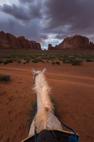 Катання на конях Monument Valley — стокове фото