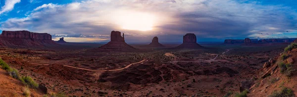 Monument Valley Nuvoloso Sunrise Panorama — Foto Stock