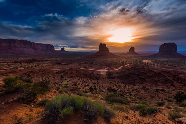 Monument vallée nuageux lever de soleil — Photo