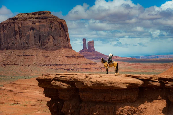 Horseback Riding John Ford 's Point - Monument Valley — стоковое фото